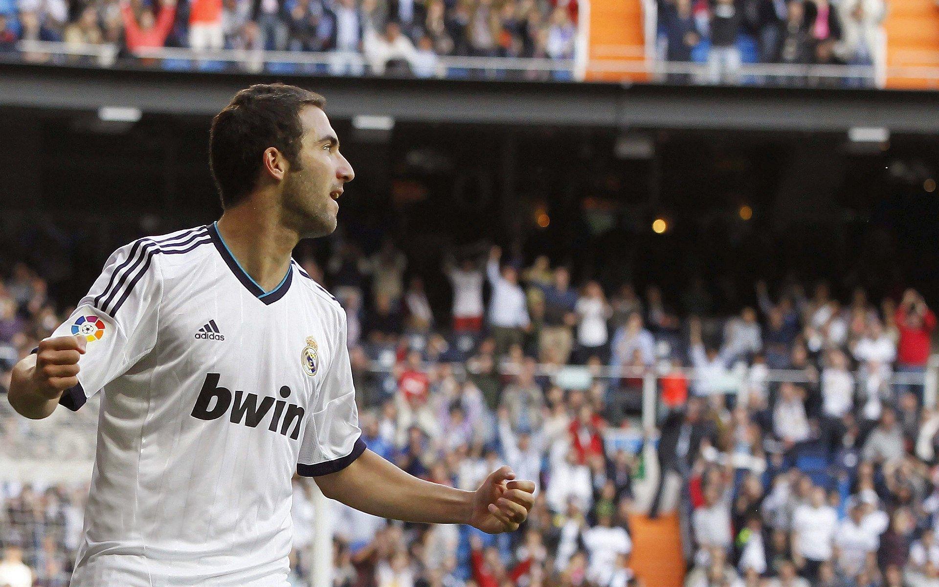 我行我上！门神奥纳纳返乡踢野球客串前锋，网友调侃，请把霍伊伦换下来